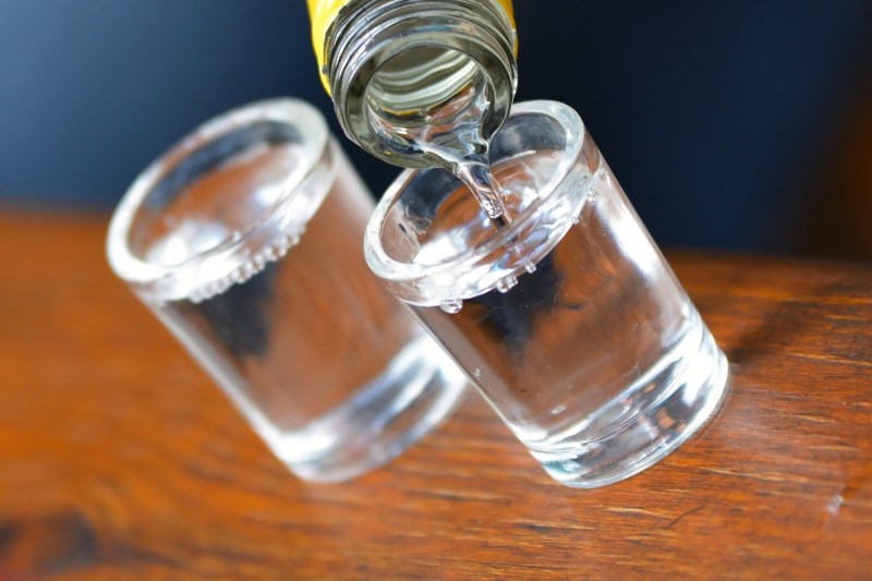 HOTNEWS.RO: Val de decese în Leningrad din cauza alcoolului contrafăcut, cel puțin 25 de oameni au murit