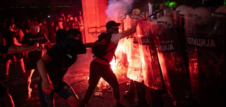 HOTNEWS.RO: VIDEO Continuă protestele antiguvernamentale în Serbia. Ciocniri între forțele de ordine și demonstranți la Novi Sad
