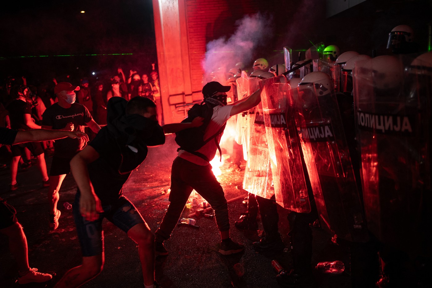 HOTNEWS.RO: VIDEO Continuă protestele antiguvernamentale în Serbia. Ciocniri între forțele de ordine și demonstranți la Novi Sad