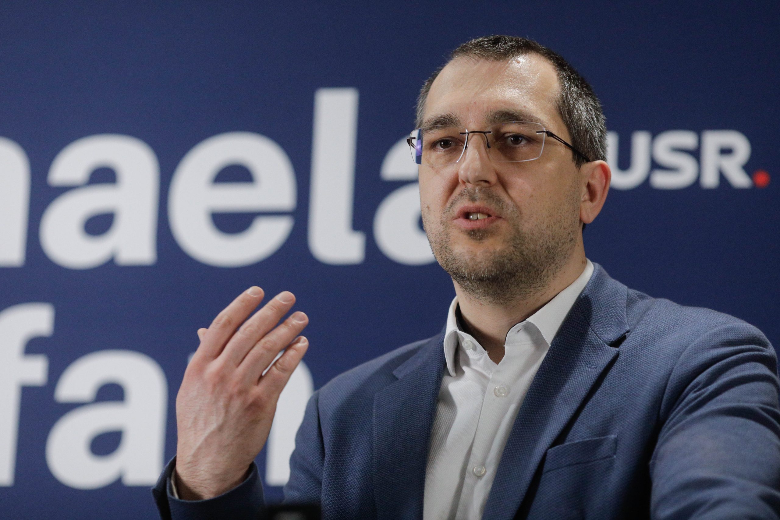 HOTNEWS.RO: Vlad Voiculescu acuză PSD de „terorism politic”: „Dacă nu e cum vrea PSD aruncă țara în aer”