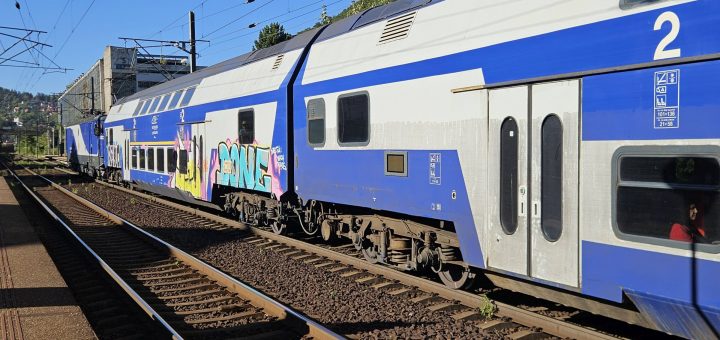HOTNEWS.RO: Ce spune CFR Călători despre pericolul ca trenurile cu locomotive electrice să nu mai poată circula din 7 octombrie/Sindicaliștii avertizează că operatorul ar putea rămâne fără bani de salarii