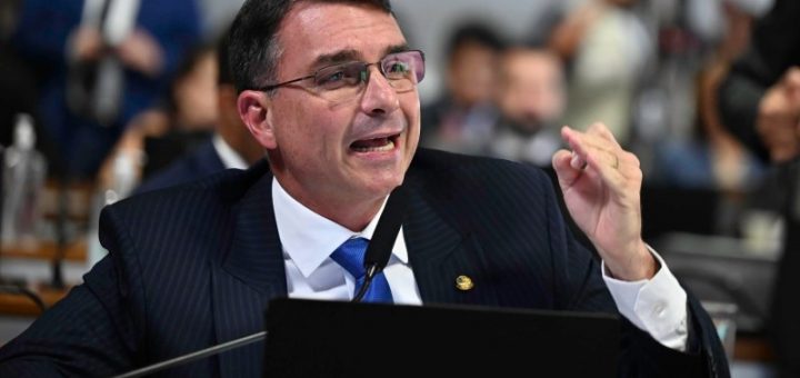 HOTNEWS.RO: Fiul fostului președinte Bolsonaro sugerează că SUA ar trebui să atace ambarcațiuni și în Brazilia. Mesajul senatorului către secretarul american de război