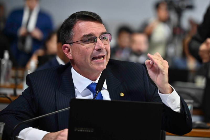 HOTNEWS.RO: Fiul fostului președinte Bolsonaro sugerează că SUA ar trebui să atace ambarcațiuni și în Brazilia. Mesajul senatorului către secretarul american de război