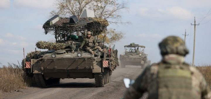 HOTNEWS.RO: Kievul trimite întăriri în bastionul din Donețk aflat de luni de zile sub asediul armatei ruse: „Inamicul vrea să ne blocheze coridoarele logistice terestre”