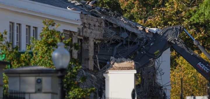 HOTNEWS.RO: VIDEO A început demolarea unei părți a Casei Albe, pe care Trump vrea s-o transforme în sală de bal. „Va fi mai frumoasă ca niciodată!”