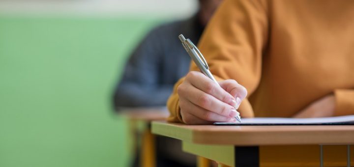 HOTNEWS.RO: Consilieră a premierului, despre programa de română pentru clasa a IX-a: „Pare mai degrabă croită pe orizontul de nevoi al studenților de la Facultatea de litere”