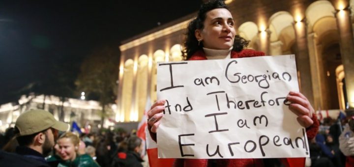 HOTNEWS.RO: FOTO/VIDEO Mii de persoane la un protest pro-UE în capitala Georgiei. „Nu vom lăsa un guvern pro-rus să ne fure viitorul european”