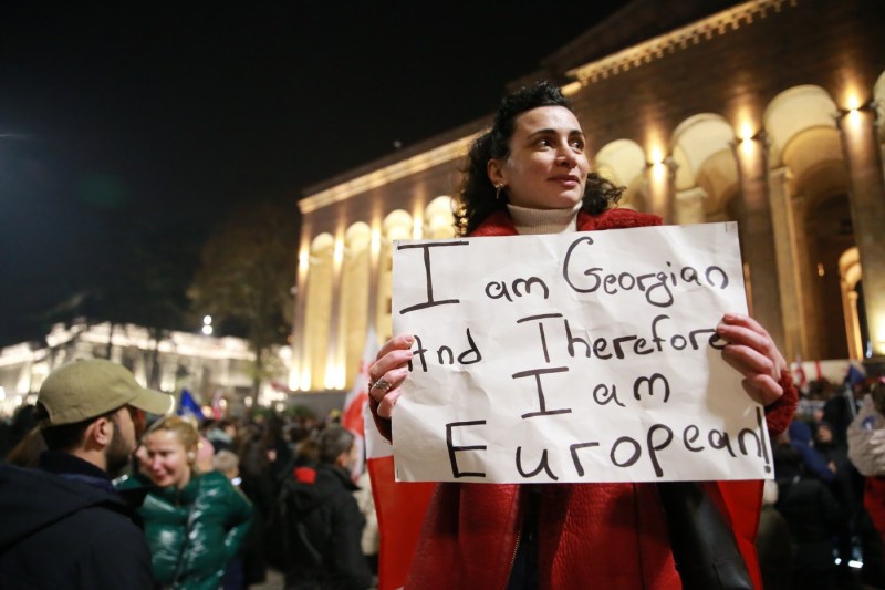 HOTNEWS.RO: FOTO/VIDEO Mii de persoane la un protest pro-UE în capitala Georgiei. „Nu vom lăsa un guvern pro-rus să ne fure viitorul european”