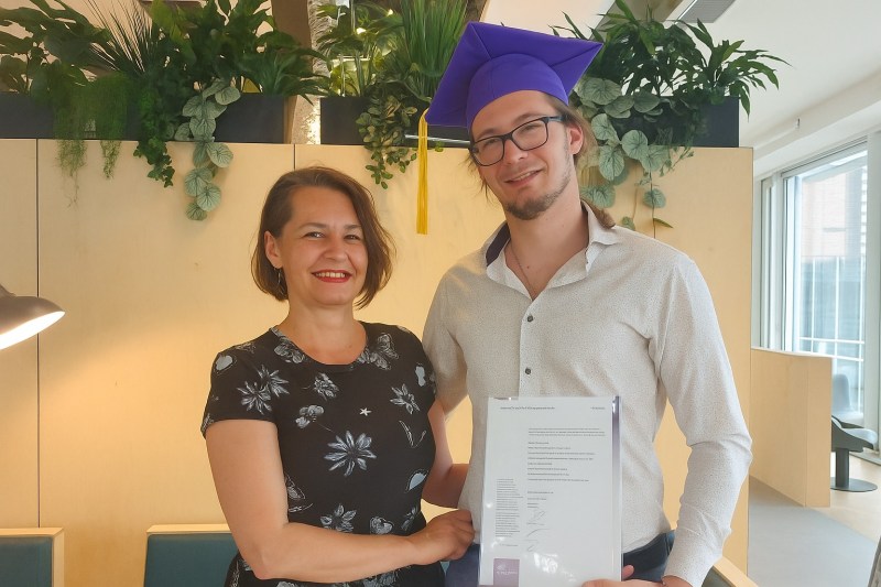 HOTNEWS.RO: Plecarea copilului la studii în străinătate. „În bucătărie, exersam despărțirea: eu îl învățam să fiarbă pastele fără să se lipească, el mă învăța să-l las să plece”