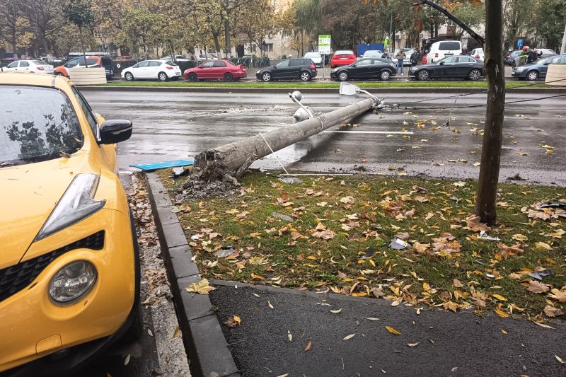 HOTNEWS.RO: Stâlp de iluminat prăbușit pe un bulevard din București, după ce o șoferiță l-a lovit în plin cu mașina, iar apoi s-a răsturnat