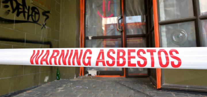 HOTNEWS.RO: Țara care își închide aproape 70 de școli de teama azbestului din nisipul de joacă