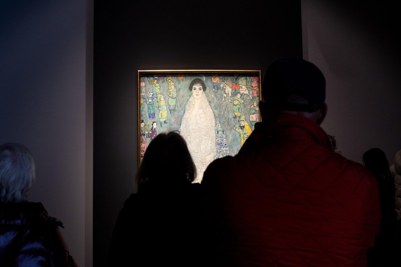 HOTNEWS.RO: Un tablou de Gustav Klimt a doborât recordul pentru cea mai scumpă operă de artă modernă vândută vreodată la o licitație, prețul depășind cu mult așteptările