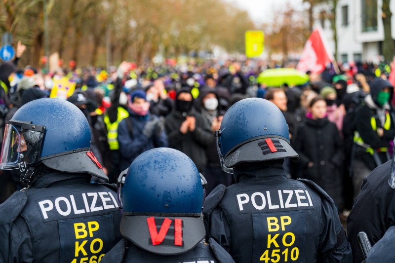 HOTNEWS.RO: VIDEO AfD și-a lansat o nouă organizație de tineret, întâmpinată cu proteste violente. Un deputat a fost rănit