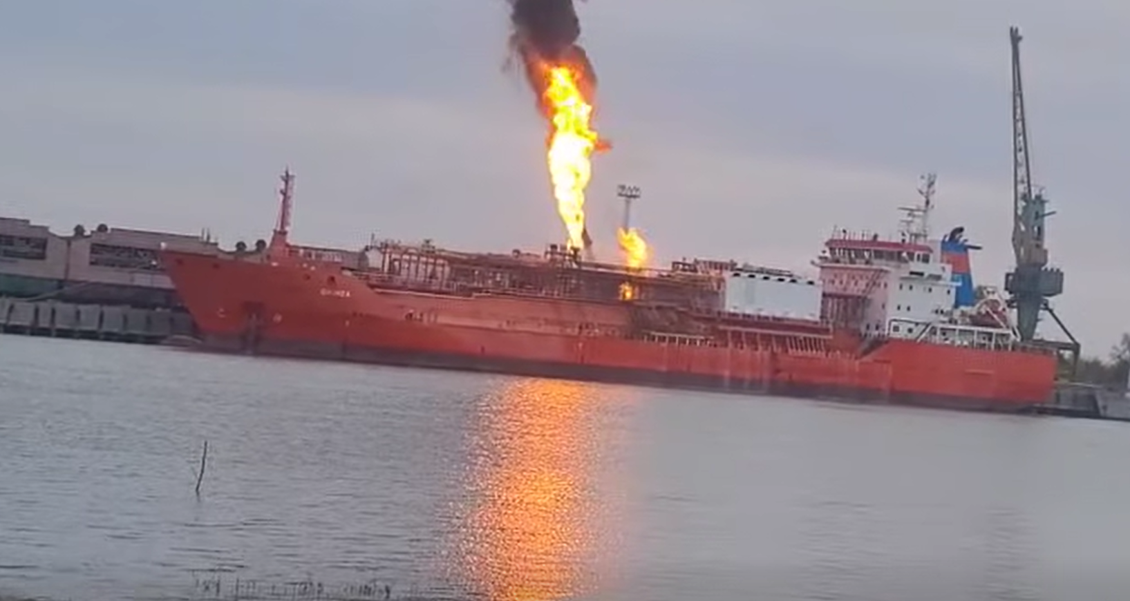 HOTNEWS.RO: VIDEO Sute de oameni, evacuați din localitățile Plauru și Ceatalchioi din Tulcea, după ce rușii au lovit o navă pe Dunăre. Arafat: „Este încărcată cu 4.400 de tone de GPL”. Risc major de explozie