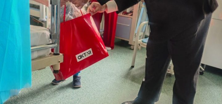 HOTNEWS.RO: Jucării și bunătăți pentru 300 de copii internați la spitaleleGrigore Alexandrescu și Dr. Victor Gomoiu, din partea lui Moș Crăciun