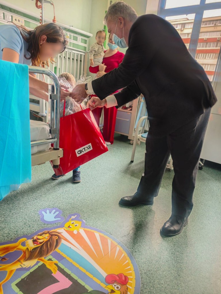 HOTNEWS.RO: Jucării și bunătăți pentru 300 de copii internați la spitaleleGrigore Alexandrescu și Dr. Victor Gomoiu, din partea lui Moș Crăciun