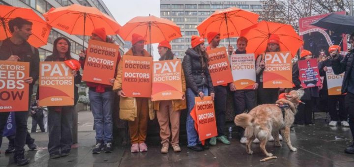 HOTNEWS.RO: Medicii rezidenți anunță o grevă de 5 zile, chiar înainte de Crăciun, nemulțumiți de salariile primite, în Anglia. Ei cer ajustarea la nivelul real din 2008