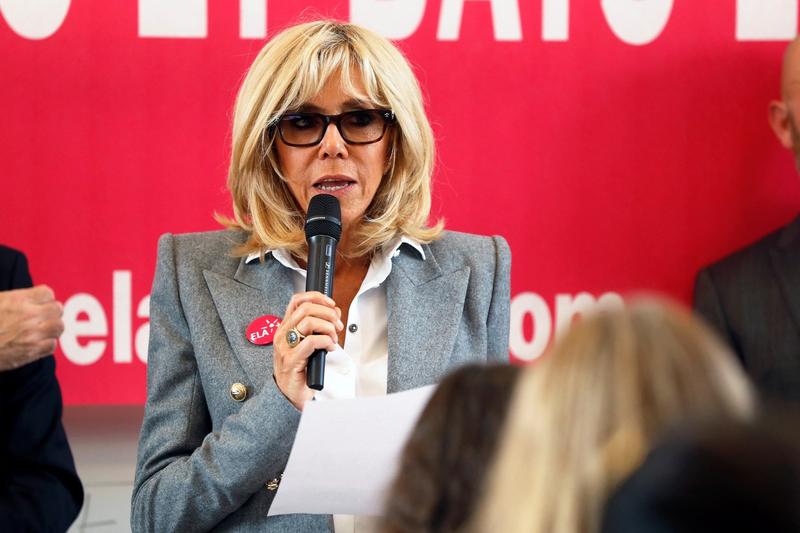 HOTNEWS.RO: Scandal în Franța, după o filmare în care Brigitte Macron le insultă pe activistele care au dat peste cap spectacolul unui comediant acuzat de viol