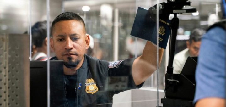 HOTNEWS.RO: SUA fotografiază toți străinii care intră pe teritoriul său. Colectarea datelor biometrice, extinsă inclusiv la copiii sub 14 ani