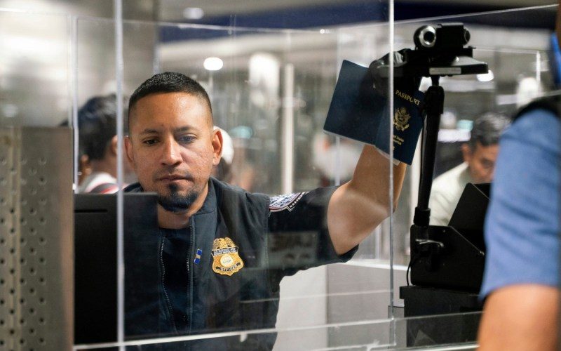 HOTNEWS.RO: SUA fotografiază toți străinii care intră pe teritoriul său. Colectarea datelor biometrice, extinsă inclusiv la copiii sub 14 ani