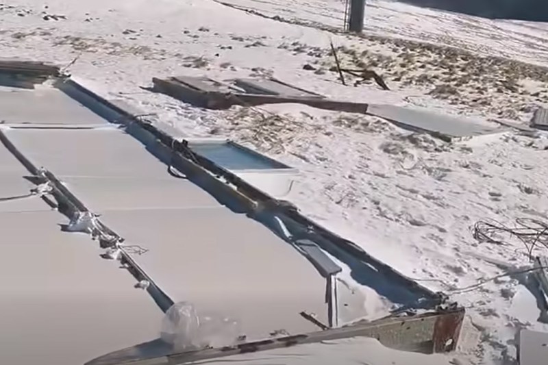 HOTNEWS.RO: VIDEO Clădire a Salvamont Gorj, spulberată de viscolul de pe vârful Păpușa