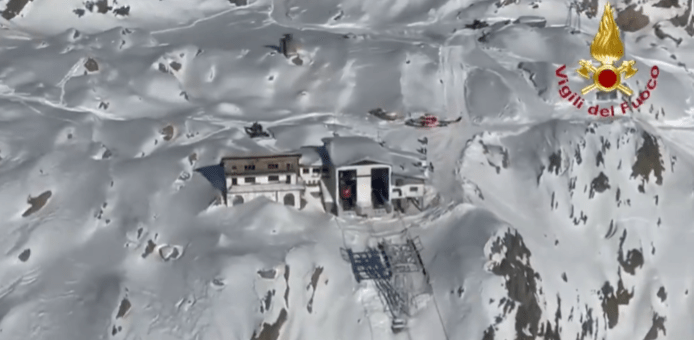 HOTNEWS.RO: VIDEO Zeci de oameni au rămas blocați la 3.000 de metri altitudine, pe un munte din Italia, într-un accident de telecabină
