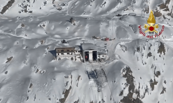 HOTNEWS.RO: VIDEO Zeci de oameni au rămas blocați la 3.000 de metri altitudine, pe un munte din Italia, într-un accident de telecabină