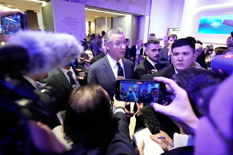 HOTNEWS.RO: Acuzații de ingerință la Davos. Un important politician american spune că nu a fost lăsat să vorbească