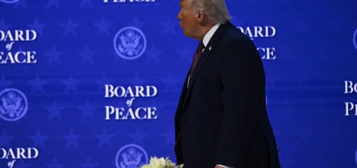 HOTNEWS.RO: FOTO Donald Trump a apărut din nou, la Davos, cu o vânătaie pe mâna stângă. Explicaţia Casei Albe: S-a lovit de colţul mesei