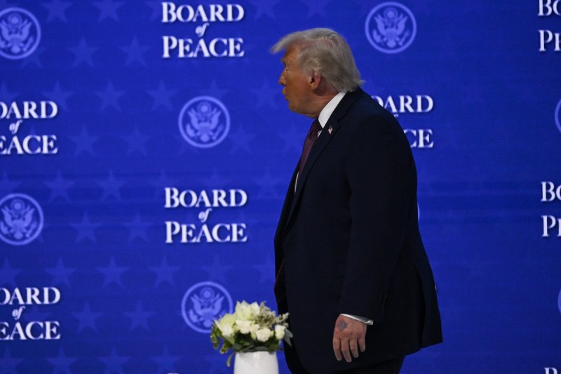 HOTNEWS.RO: FOTO Donald Trump a apărut din nou, la Davos, cu o vânătaie pe mâna stângă. Explicaţia Casei Albe: S-a lovit de colţul mesei