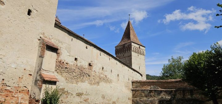 HOTNEWS.RO: FOTOREPORTAJ. Cum arată biserica-cetate din Transilvania care l-a cucerit pe regele Charles cu patru ani înainte de Viscri