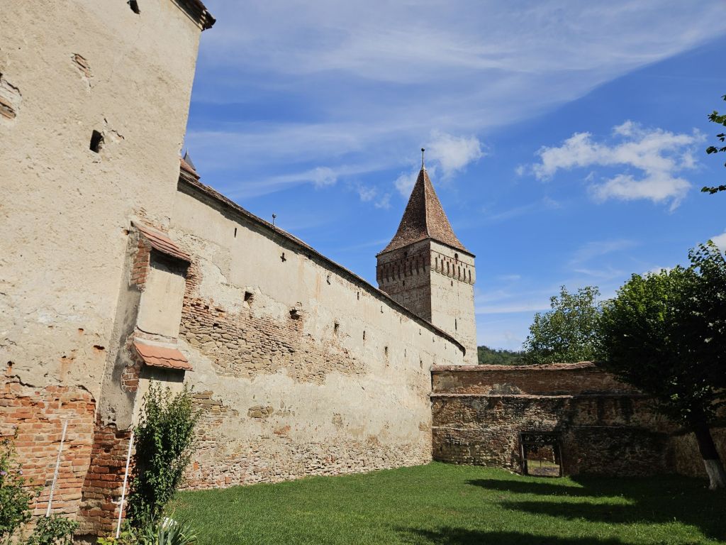 HOTNEWS.RO: FOTOREPORTAJ. Cum arată biserica-cetate din Transilvania care l-a cucerit pe regele Charles cu patru ani înainte de Viscri