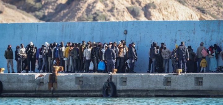 HOTNEWS.RO: Grecia vrea să înăsprească pedepsele pentru migrația ilegală, cu închisoare pe viață și expulzări imediate. Zeci de ONG-uri critică proiectul