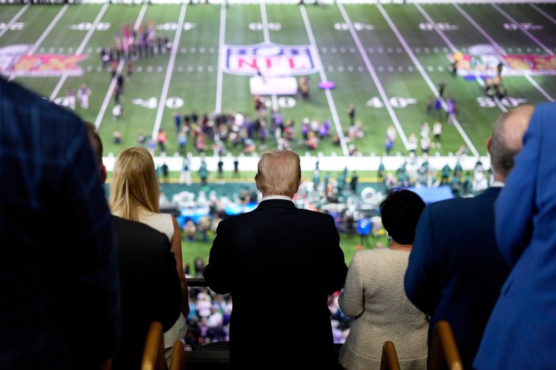 HOTNEWS.RO: Motivul pentru care Donald Trump nu va fi în tribune la Super Bowl-ul din acest an