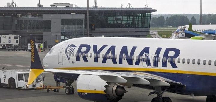 HOTNEWS.RO: „Patru ore închiși într-un avion, fără nicio informație”. Urcați într-o cursă Rynair cu destinația Roma, câteva sute de pasageri au avut parte de o noapte greu de uitat