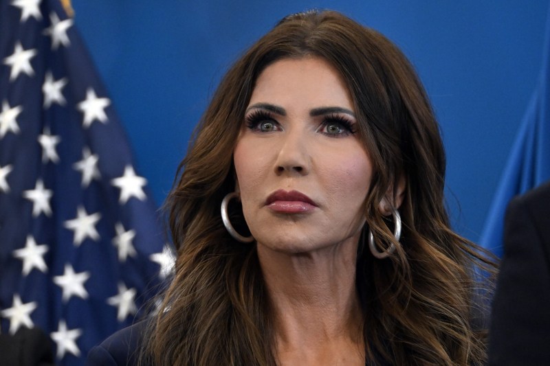 HOTNEWS.RO: Secretarul american pentru securitate internă îi acuză pe democrați că incită la violență, după cazul femeii ucise de ICE