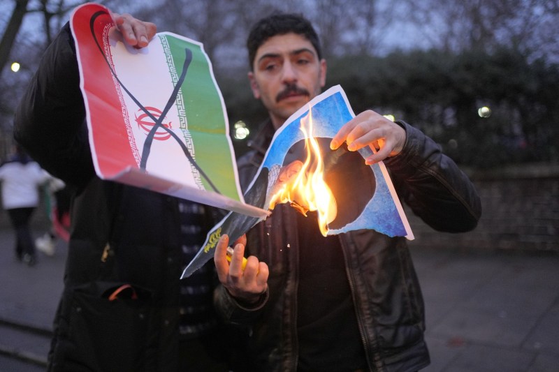 HOTNEWS.RO: Tensiuni tot mai mari în Iran. Ambasada Marii Britanii din Teheran, închisă temporar. Mai multe state europene își îndeamnă cetățenii să părăsească țara