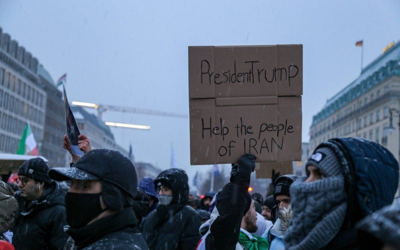 HOTNEWS.RO: Trump amenință cu „măsuri foarte dure” din partea SUA dacă Iranul va începe să spânzure protestatari