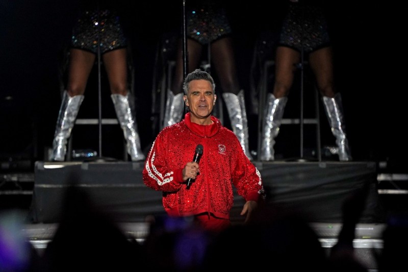 HOTNEWS.RO: VIDEO Beatles, detronată. Recordul stabilit de Robbie Williams cu cel mai recent album al său