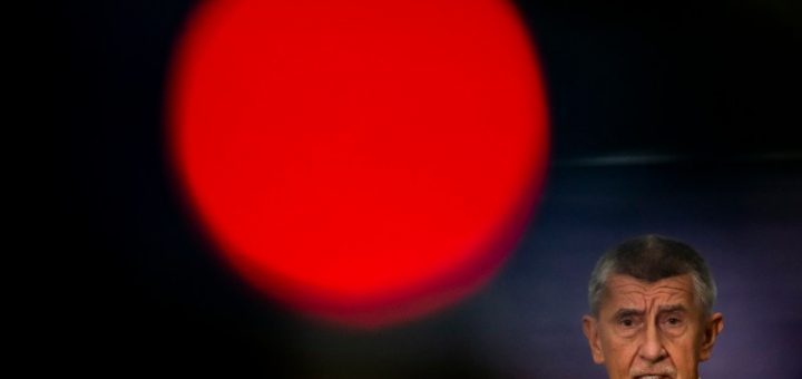 HOTNEWS.RO: VIDEO Premierul Cehiei, ironizat după ce a cumpărat un glob pământesc scump ca să vadă unde este Groenlanda