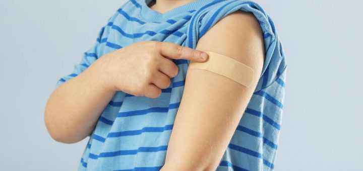HOTNEWS.RO: „Cifre alarmante” privind vaccinarea copiilor, avertizează ministrul Sănătății: „Cine răspunde, de fapt, pentru copiii morți de rujeolă nevaccinați?”
