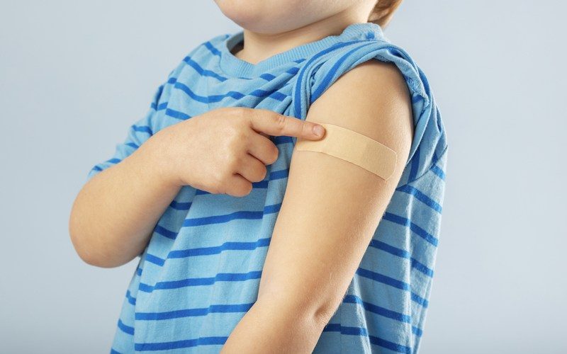 HOTNEWS.RO: „Cifre alarmante” privind vaccinarea copiilor, avertizează ministrul Sănătății: „Cine răspunde, de fapt, pentru copiii morți de rujeolă nevaccinați?”