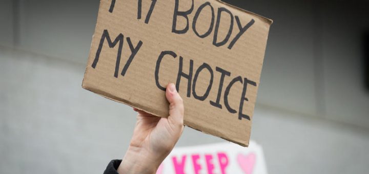 HOTNEWS.RO: Comisia Europeană permite folosirea fondurilor UE pentru accesul la avort în întregul bloc comunitar / Femeile din țările cu interdicții aproape totale vor primi sprijin pentru a accesa servicii în alte state