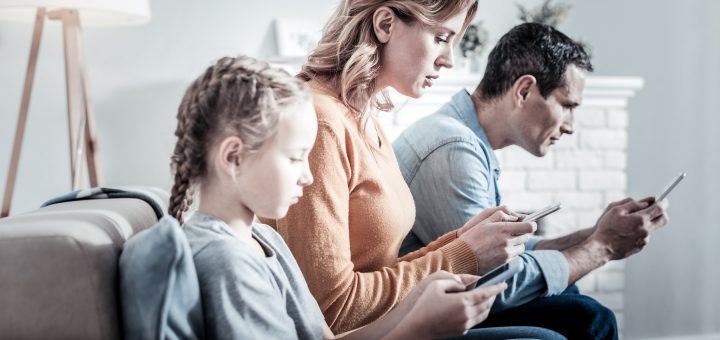 HOTNEWS.RO: Dependența de rețelele de socializare nu e doar o problemă a copiilor. Pe lângă legislație, mai e nevoie de ceva 