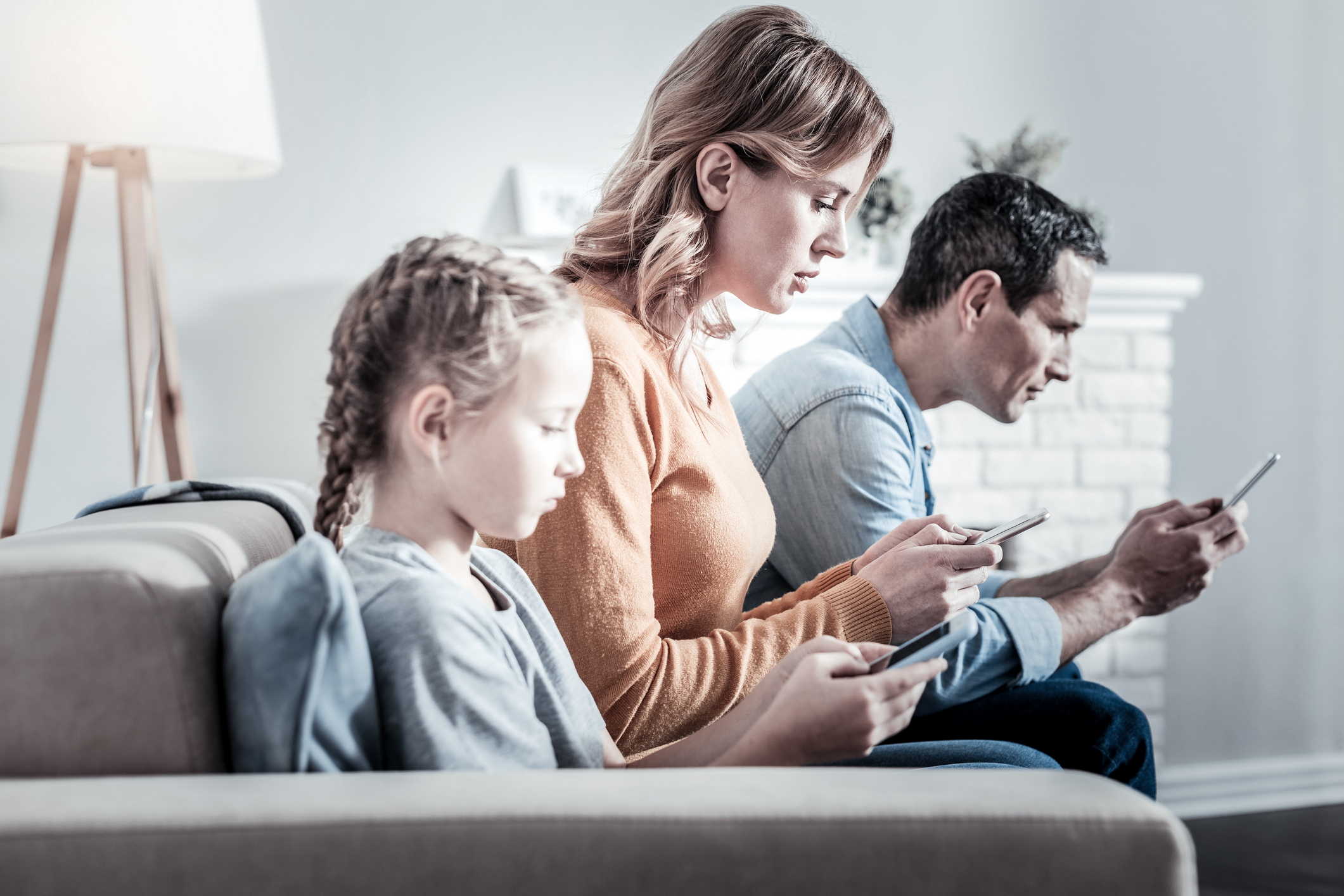 HOTNEWS.RO: Dependența de rețelele de socializare nu e doar o problemă a copiilor. Pe lângă legislație, mai e nevoie de ceva 