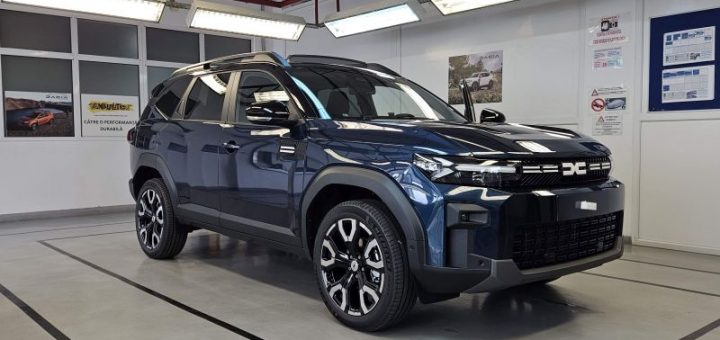 HOTNEWS.RO: EXCLUSIV VIDEO Dezvăluiri Dacia – Diferențele dintre motorul Hybrid-G 150 4×4 de la Dacia și 4Xe de pe Jeep Avenger: „N-a mai produs nimeni așa ceva, e o premieră mondială!”