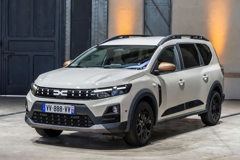 HOTNEWS.RO: FOTO Noul Dacia Jogger facelift, cu motorul de 1.8 litri hibrid, poate fi comandat în România