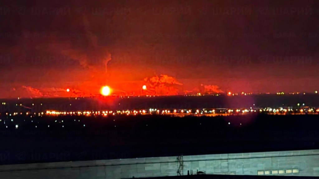 HOTNEWS.RO: Un atac ucrainean cu drone a lovit importanta rafinărie de petrol din Volgograd. Activitatea, suspendată