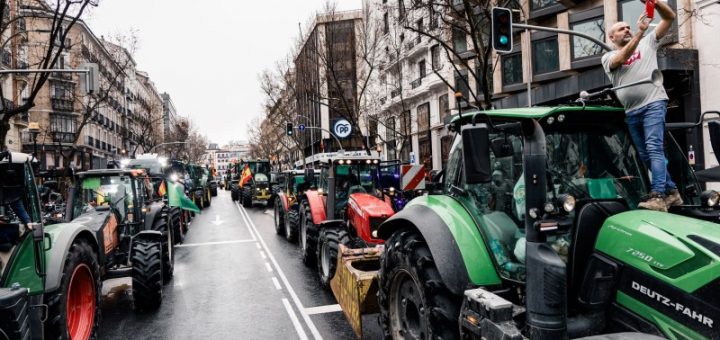 HOTNEWS.RO: VIDEO Furioși pe acordul cu Mercosur, fermierii spanioli au blocat Madridul cu sute de tractoare. „De la anul, fileul de vită s-ar putea să fie cu hormoni”
