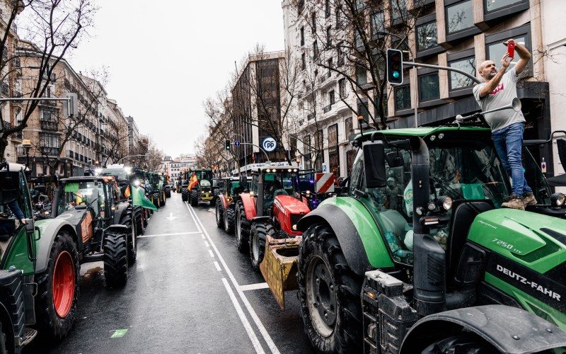 HOTNEWS.RO: VIDEO Furioși pe acordul cu Mercosur, fermierii spanioli au blocat Madridul cu sute de tractoare. „De la anul, fileul de vită s-ar putea să fie cu hormoni”